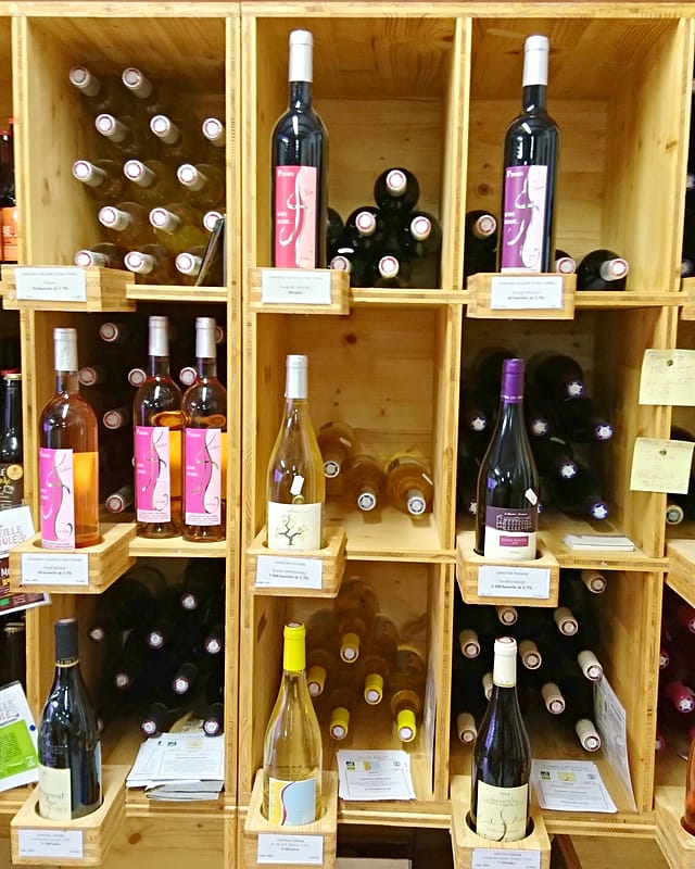 Casiers en bois garnis de bouteilles de vin