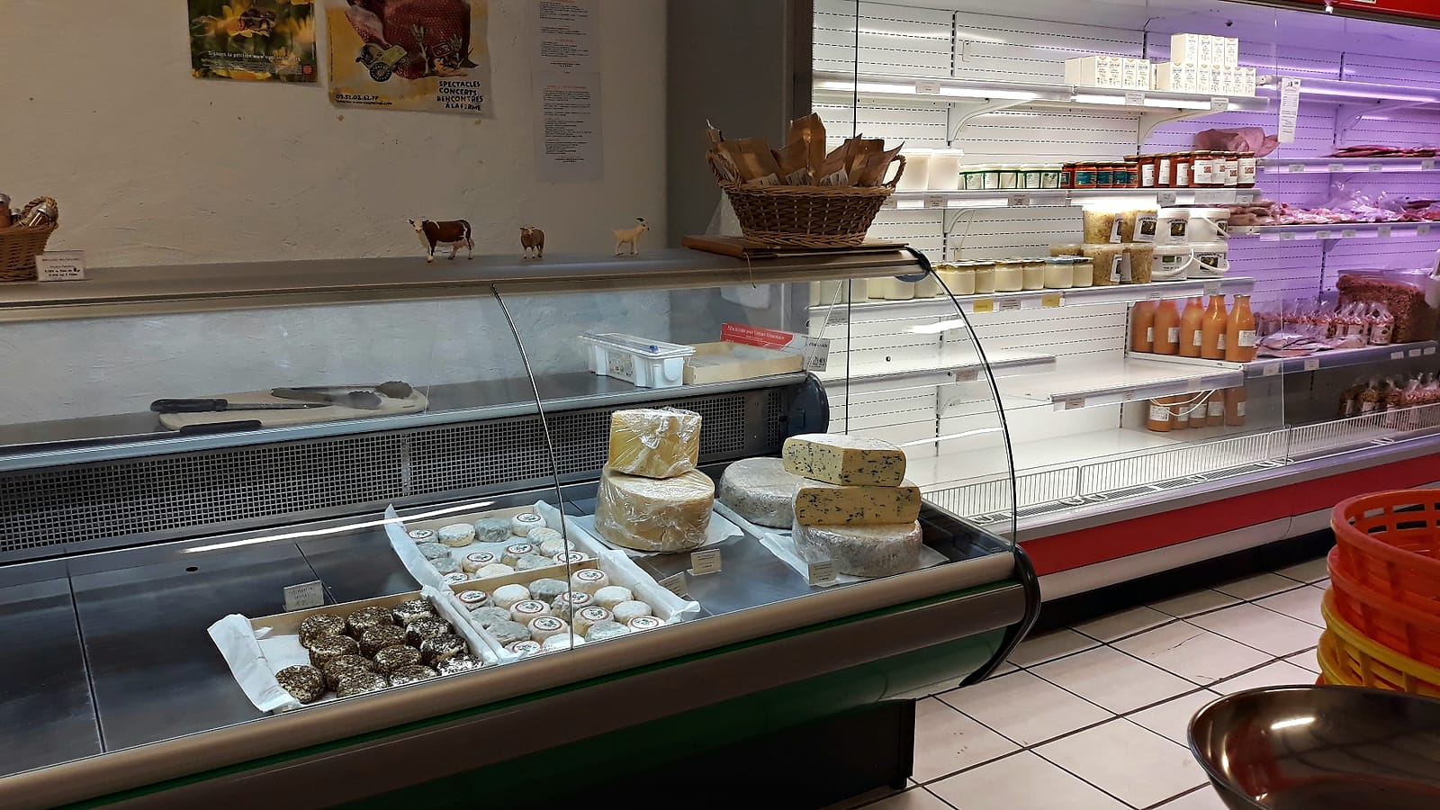 La vitrine de la crèmerie, avec tommes, fromages de chèvre et bleus