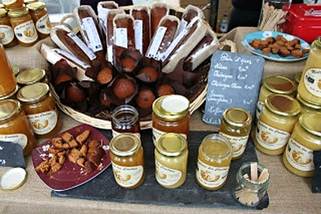 Pains d'épices, muffins et pots de miel sur un étal